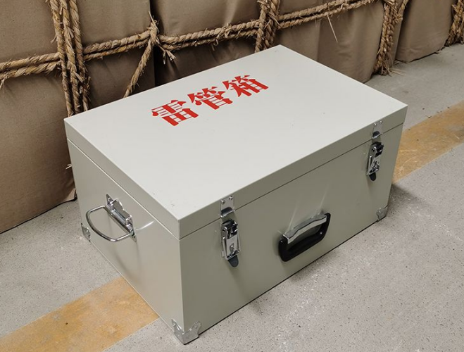 维西如何正确使用爆破物品存放柜炸药箱等？