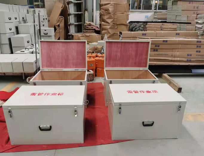 维西放炮线和雷管炸药在矿山作业时如何存放？